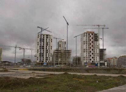 Bloques de viviendas en construcción en el barrio de Zabalgana de Vitoria.