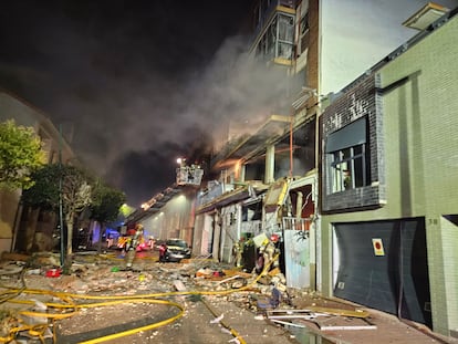 Bomberos trabajan durante el incendio en un edificio de la calle Goya de Valladolid, este martes.