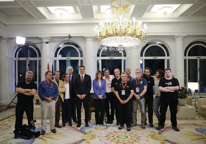 El presidente del Gobierno, Pedro Sánchez, posa al final de la entrevista con los trabajadores de TVE.