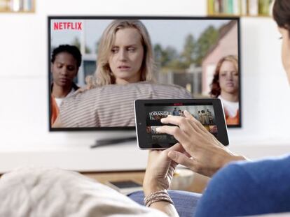 Una espectadora consulta su tableta mientras ve una de las series de Netflix, 'Orange is the New Black'.