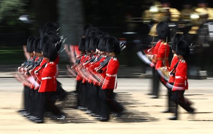Los soldados de la Guardia Real durante la ceremonia en honor de Isabel II.
