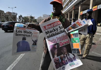 Un hombre vende periódicos en las calles de Dakar que comentan las elecciones presidenciales en Senegal.