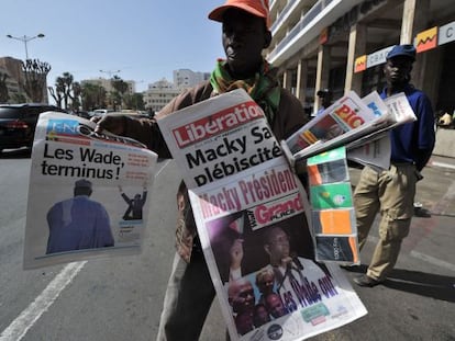 Un hombre vende peri&oacute;dicos en las calles de Dakar que comentan las elecciones presidenciales en Senegal.