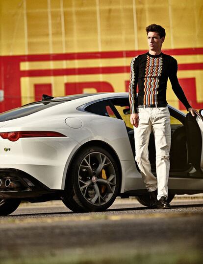 Jersey con cuadrícula de colores y zapatos de Loewe, y pantalón, de Pedro del Hierro. El coche es un Jaguar F-Type Coupé. Estilismo de Nono Vázquez