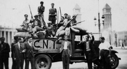 Un camió de simpatitzants armats de la CNT a la plaça d'Espanya de Barcelona poc després del 18 de juliol.