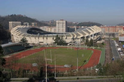 Vista del miniestadio de Anoeta con el campo de fútbol a su lado.