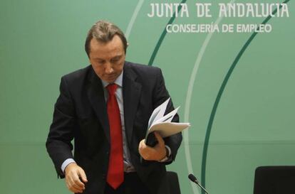 El consejero de Empleo, Manuel Recio, durante su comparecencia.