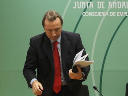 El consejero de Empleo, Manuel Recio, durante su comparecencia.