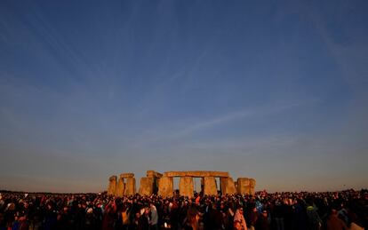 Vista general de Stonhenge durante la celebración del solsticio de verano, en Salisbury (Reino Unido).