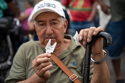 "Esto es mucha humillación. Estoy desde las 3:45 de la madrugada y apenas ahora, a las 10, me van a atender. Recibí una de las 400 fichas que dan para atender hoy", dice Hugo Cárdenas, de 74 años, a la entrada de Disfarma. Sufre de diabetes e hipertensión.