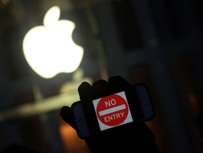 Un manifestante muestra su apoyo a Apple en Nueva York.