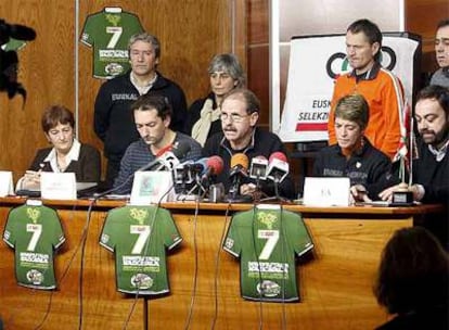 Representantes políticos y deportivos vascos en la convocatoria de la manifestación por Euskal Herria.