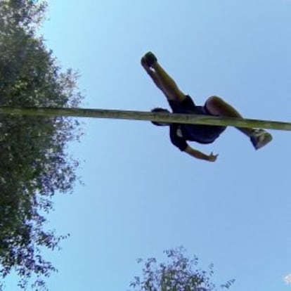 El madrileño Roberto Pérez salta sobre la cinta en un ejercicio de slackline.