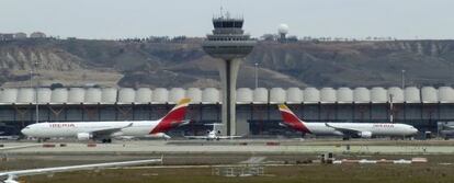 Dos aviones de Iberia en el aeropuerto de Madrid-Barajas