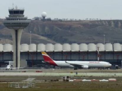 Dos aviones de Iberia en el aeropuerto de Madrid-Barajas