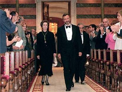 Arturo Pérez-Reverte entra en el salón de la Academia con Margarita Salas y Luis Ángel Rojo.
/ MIGUEL GENER