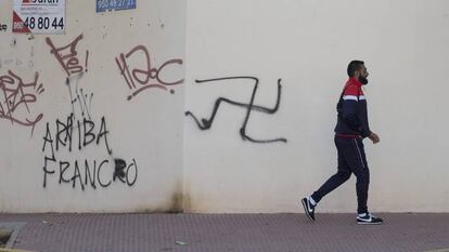 Pintadas en una fachada de una calle del municipio almeriense de El Ejido.