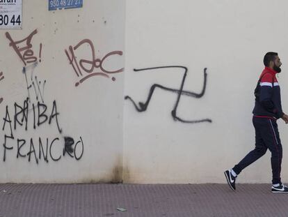 Pintadas en una fachada de una calle del municipio almeriense de El Ejido.