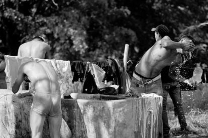 Durante su estancia en el albergue La 72 de Tenosique (Tabasco), la mayoría de migrantes aprovechan el tiempo para descansar, recuperar fuerzas y decidir cómo y por dónde continuarán su ruta. Saben que el viaje va a ser muy largo (puede llegar a durar 20 días) y peligroso. Sus miradas son una mezcla de miedo y esperanza bajo el sol abrasador del sur de México. Para combatir las altas temperaturas, se refrescan y lavan sus ropas en una pileta de este refugio de paso.