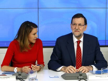 María Dolores de Cospedal y Mariano Rajoy en la reunión del  comité ejecutivo nacional del PP del 1 de julio de 2013. 