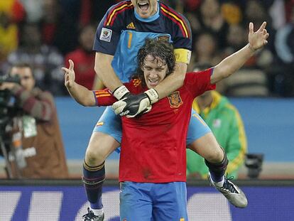 Puyol y Casillas celebran la clasificación para la final del Mundial.