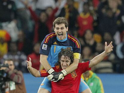 Puyol y Casillas celebran la clasificación para la final del Mundial.