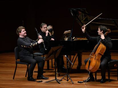 De izquierda a derecha, los intérpretes Mark Simpson, Pierre-Laurent Aimard y Jean-Guihen Queyras, en el Auditorio 400.