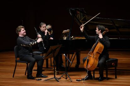 De izquierda a derecha, los intérpretes Mark Simpson, Pierre-Laurent Aimard y Jean-Guihen Queyras, en el Auditorio 400.