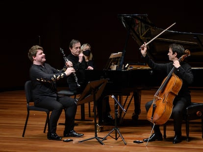 De izquierda a derecha, los intérpretes Mark Simpson, Pierre-Laurent Aimard y Jean-Guihen Queyras, en el Auditorio 400.