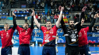 Los jugadores de España celebran su clasificación olímpica tras el partido ante Brasil.