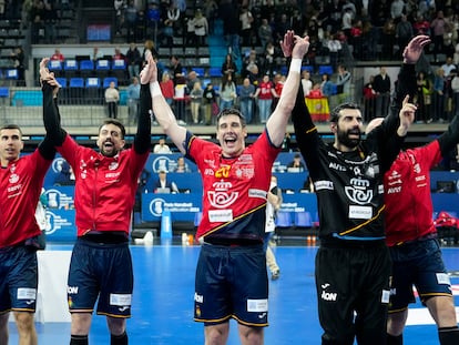 Los jugadores de España celebran su clasificación olímpica tras el partido ante Brasil.