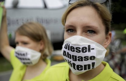 Manifestantes contra las emisiones de vehículos diésel en Berlín, Alemania.