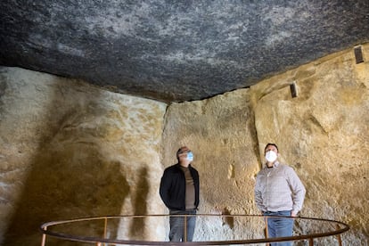 José Antonio Lozano y Leonardo García Sanjuán, bajo la cobija cinco, en el interior del dolmen de Menga (Antequera).