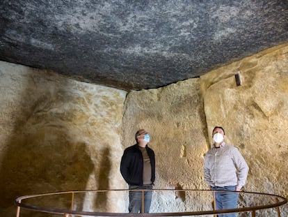 José Antonio Lozano y Leonardo García Sanjuán, bajo la cobija cinco, en el interior del dolmen de Menga (Antequera).