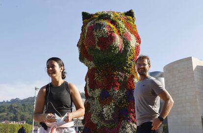 Dos personas hacen deporte sin mascarilla junto al Museo Guggenheim de Bilbao, este sábado.