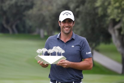 Otaegui, con el trofeo de Valderrama.