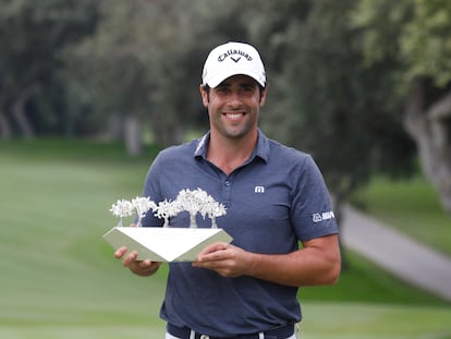 Otaegui, con el trofeo de Valderrama.