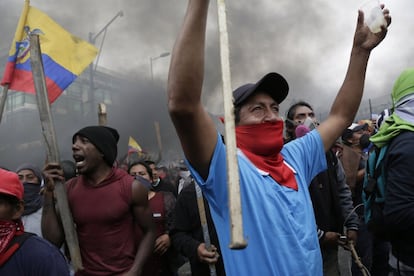 Los pueblos indígenas se han enfrentado con la policía cerca de la Asamblea Nacional. Las protestas antigubernamentales han forzado al presidente Moreno a trasladar su asediada administración de Quito a Guayaquil.