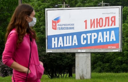 Una mujer pasa por un cartel sobre la reforma constitucional en San Petersburgo, el 10 de junio.