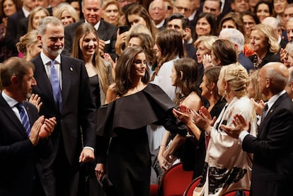 La reina Letizia saluda a su madre, Paloma Rocasolano, a su llegada a la ceremonia de entrega de los Premios Princesa de Asturias.
