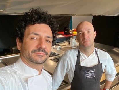 Raül Balam, a la izquierda, y Murilo Alves, a la derecha, en la cocina de lo que será Cuina Sant Pau.