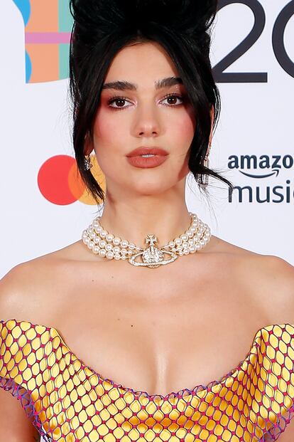 El collar de perlas de Vivienne Westwood. El éxito de este accesorio que Dua Lipa lució en los Brit Awards y que ha gozado de gran popularidad en redes sociales como TikTok es sintomático de otra tendencia que ha triunfado este año: comprar moda de archivo. Tanto es así que algunas firmas como Jean Paul Gaultier, cuyos corsés de los ochenta y noventa levantan pasiones, han optado por instaurar un servicio de alquiler y compra del archivo de la firma. Celebridades como Kim Kardashian, Cardi B o Bella Hadid también se han dejado ver en actos públicos con vestidos de hace décadas que crearon diseñadores hoy retirados como el propio Gaultier o Thierry Mugler y en Instagram proliferan las cuentas dedicadas a creaciones pretéritas de creadores emblemáticos. No importa no haber vivido la época en la que nació el diseño en cuestión, lo que importa es anhelarlo con idéntica nostalgia.