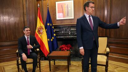 Sánchez y Feijóo, al comienzo de su reunión de esta mañana en el Congreso.