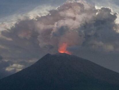 El cierre de tres aeropuertos indonesios deja en tierra a casi 75.000 pasajeros