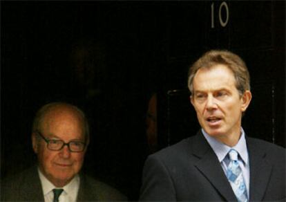 Hans Blix y Tony Blair salen de la residencia del primer ministro británico en el 10 de Downing Street.
