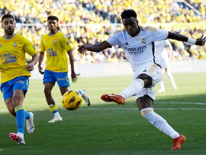 Real Madrid's Vinicius Junior scores Real Madrid's first goal against Las Palmas.