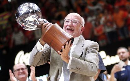 El accionista mayoritario del Valencia Basket, Juan Roig, con la copa de campeones de la Liga ACB tras imponerse en el cuarto partido al Real Madrid esta noche en el pabellón de la Fuente de San Luis de Valencia.