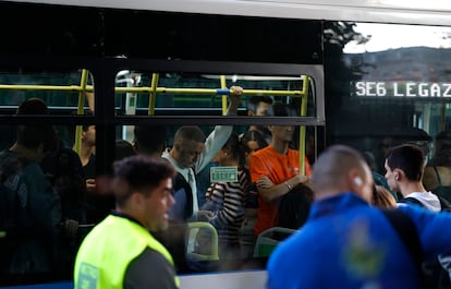 Viajeros montados en uno de los autobuses con destino Legazpi en Moncloa. 