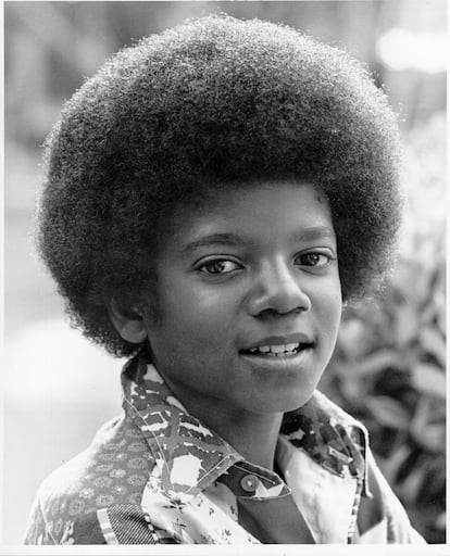 Michael Jackson nació el 29 de agosto de 1958 en Gary, Indiana (EE UU). Su carrera musical comenzó a los seis años, con el grupo 'Jackson Five'. Hasta hace una semana 'Thriller' era el disco más vendido de la historia pero fue superado por la compilación de los primeros éxitos de The Eagles. Durante seis años fue coronado por la revista 'Forbes' como la celebridad fallecida que más dinero generaba. Hace dos años generó 747 millones de euros en 12 meses. En la imagen aparece a los 13 años en su casa en Los Ángeles, California.