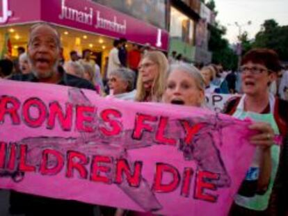 Manifestación en contra de los ataques con 'drones'.